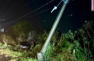 Carro atinge poste e deixa moradores sem energia em Capivari de Baixo