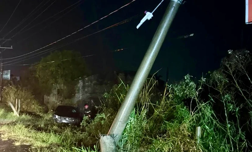 Carro atinge poste e deixa moradores sem energia em Capivari de Baixo
