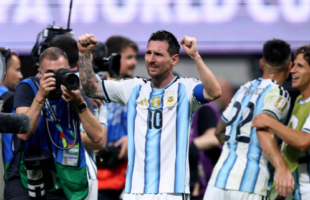 Argentina busca reação no fim, vence o Egito e avança às quartas de final da Copa do Mundo