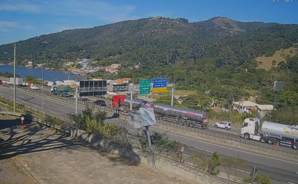 Filas se formam na BR-101 devido à interdição da Ponte Anita Garibaldi, em Laguna