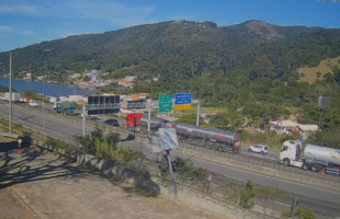 Filas se formam na BR-101 devido à interdição da Ponte Anita Garibaldi, em Laguna