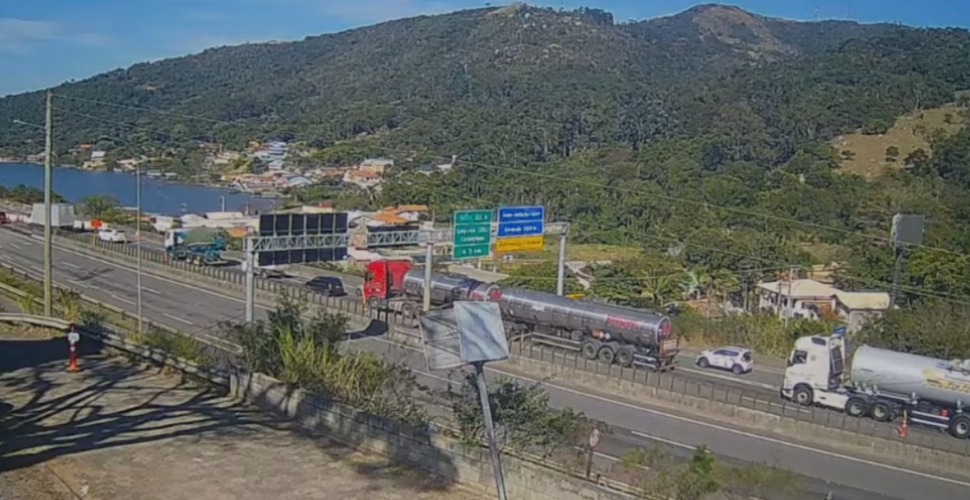 Filas se formam na BR-101 devido à interdição da Ponte Anita Garibaldi, em Laguna