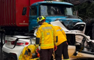 Jovem de 26 anos morre em grave acidente entre carro e caminhão na SC-418