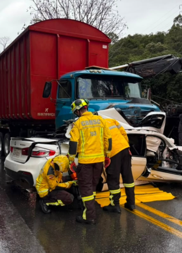 Jovem de 26 anos morre em grave acidente entre carro e caminhão na SC-418