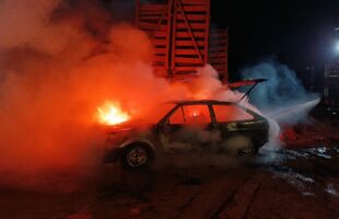 Carro é destruído por incêndio em Morro da Fumaça