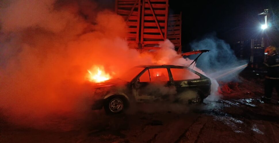 Carro é destruído por incêndio em Morro da Fumaça