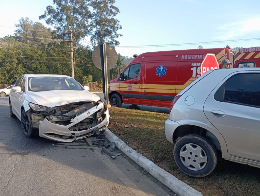 Colisão entre dois carros deixa motorista ferida em Lauro Müller