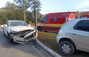 Colisão entre dois carros deixa motorista ferida em Lauro Müller