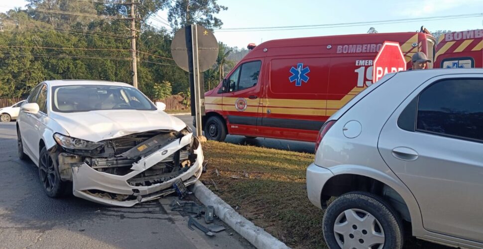 Colisão entre dois carros deixa motorista ferida em Lauro Müller