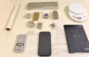 Jovem é presa com quase um quilo de maconha em Sombrio