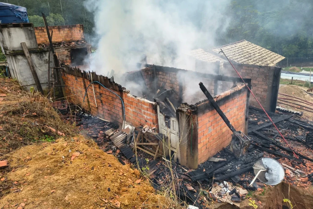 Incêndio destrói residência no interior de Orleans