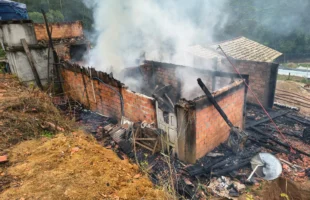 Incêndio destrói residência no interior de Orleans