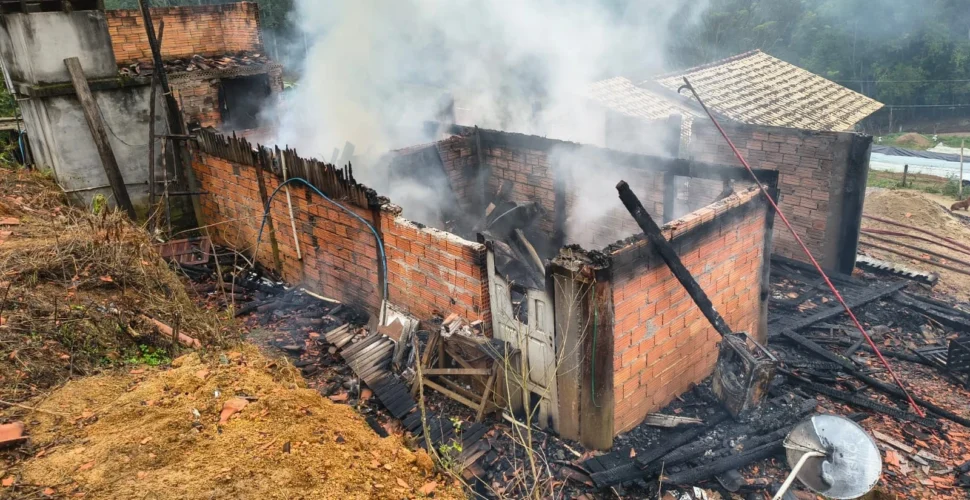 Incêndio destrói residência no interior de Orleans