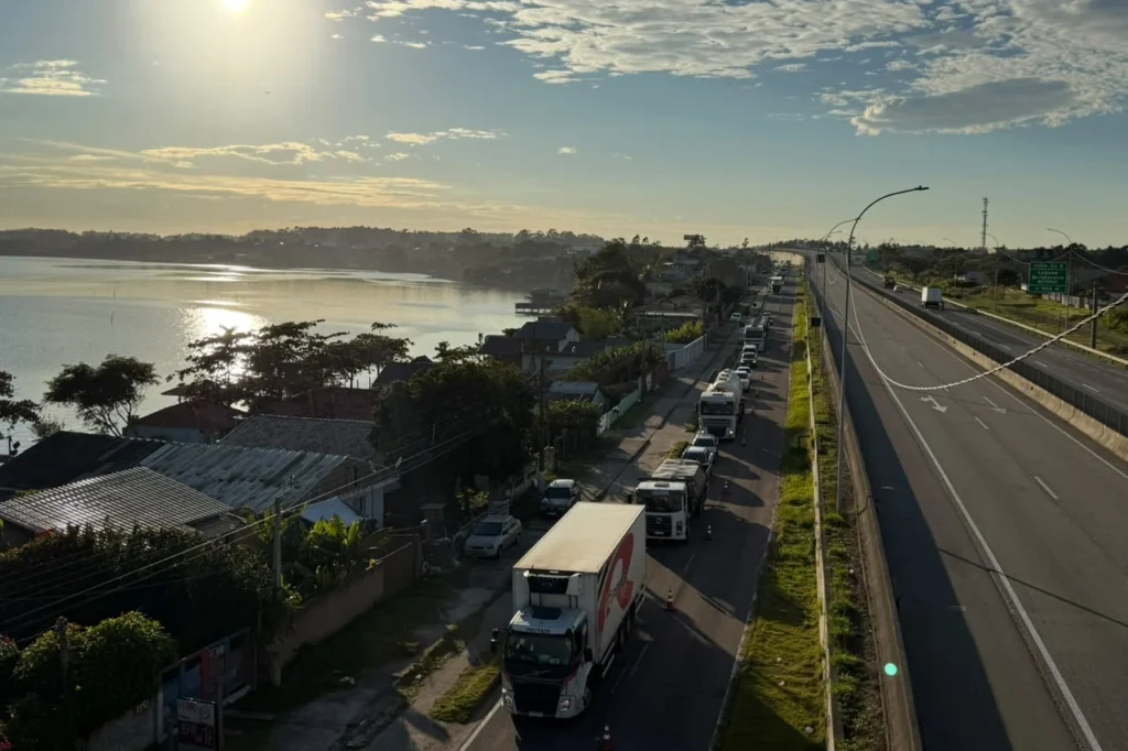 Ponte Anita Garibaldi tem trânsito bloqueado na BR-101 e operação será ampliada em Laguna