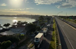 Ponte Anita Garibaldi tem trânsito bloqueado na BR-101 e operação será ampliada em Laguna