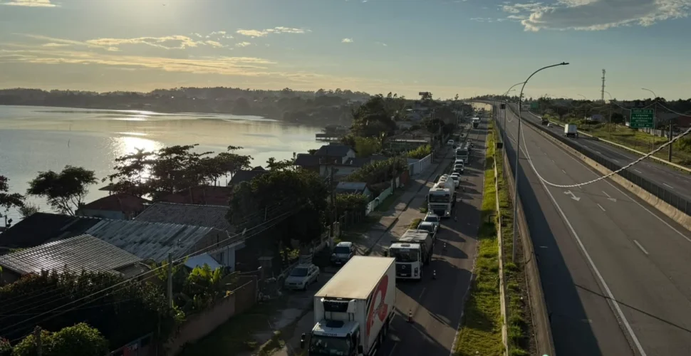 Ponte Anita Garibaldi tem trânsito bloqueado na BR-101 e operação será ampliada em Laguna