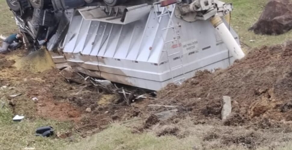 Motorista morre após colisão entre carro e caminhão em Criciúma