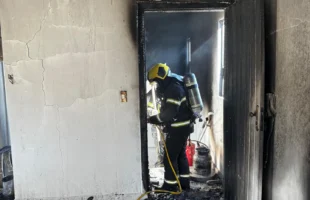Incêndio atinge apartamento e provoca danos em cobertura de prédio em Siderópolis