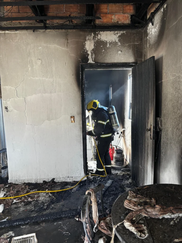 Incêndio atinge apartamento e provoca danos em cobertura de prédio em Siderópolis