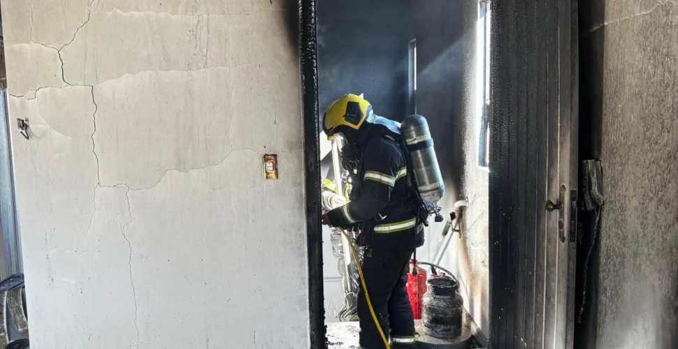 Incêndio atinge apartamento e provoca danos em cobertura de prédio em Siderópolis