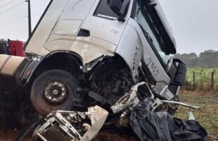 Colisão entre caminhão e carro deixa quatro mortos na BR-470, em Campos Novos