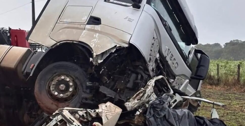 Colisão entre caminhão e carro deixa quatro mortos na BR-470, em Campos Novos