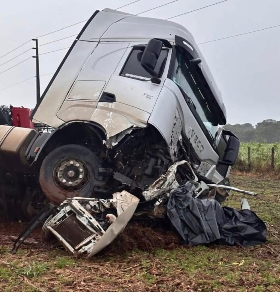 Colisão entre caminhão e carro deixa quatro mortos na BR-470, em Campos Novos