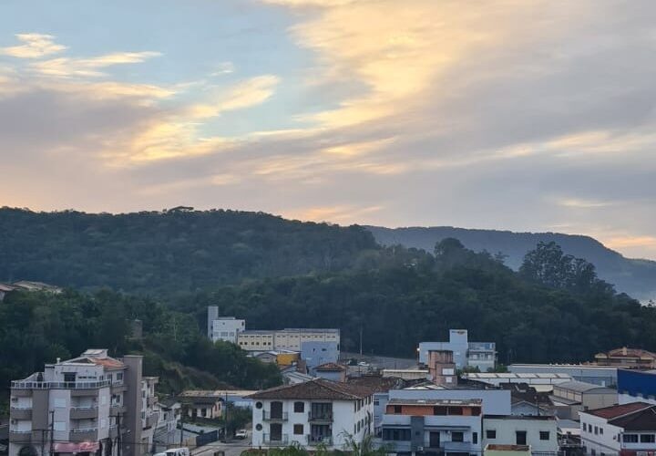 Semana começa com garoa e temperaturas baixas no Sul de Santa Catarina