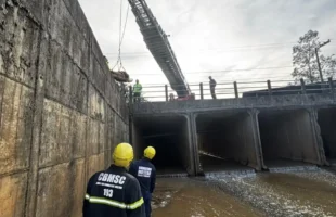 Homem é resgatado após ficar preso em encosta de rio no Centro de Criciúma