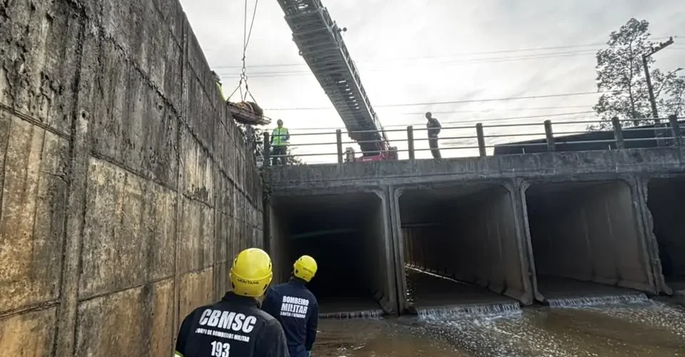 Homem é resgatado após ficar preso em encosta de rio no Centro de Criciúma
