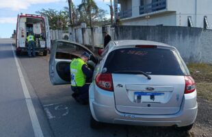 Colisão entre carro e micro-ônibus deixa mulher ferida em Criciúma