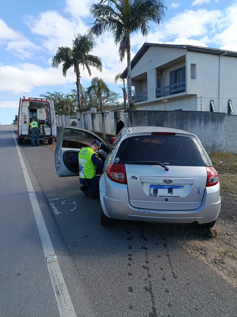 Colisão entre carro e micro-ônibus deixa mulher ferida em Criciúma