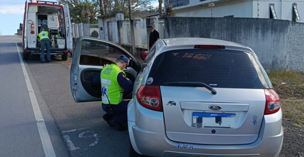 Colisão entre carro e micro-ônibus deixa mulher ferida em Criciúma