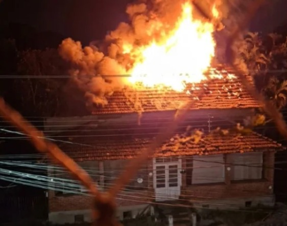 Incêndio atinge casarão histórico conhecido como “Casa da Xuxa” em Indaial