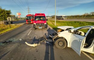 Motorista fica ferido após colisão entre carro e caminhão na BR-101, em Tubarão