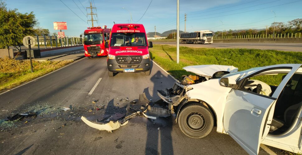 Motorista fica ferido após colisão entre carro e caminhão na BR-101, em Tubarão