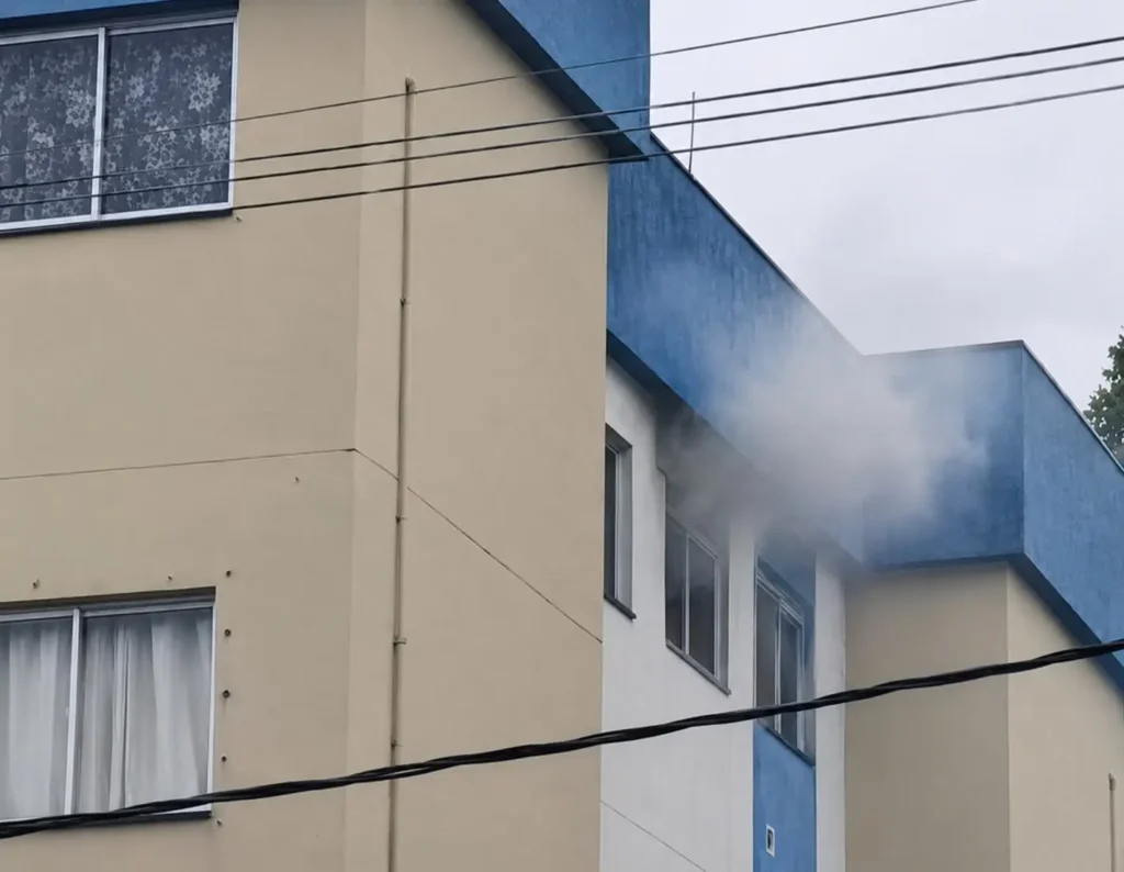Princípio de incêndio em prédio mobiliza bombeiros em Criciúma