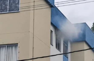 Princípio de incêndio em prédio mobiliza bombeiros em Criciúma