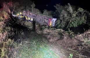 Acidente com ônibus de turismo deixa três mortos e dezenas de feridos no Oeste de SC