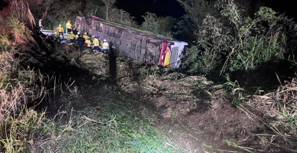 Acidente com ônibus de turismo deixa três mortos e dezenas de feridos no Oeste de SC