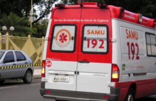 Idoso fica ferido após acidente envolvendo viatura da PM e ônibus em Criciúma