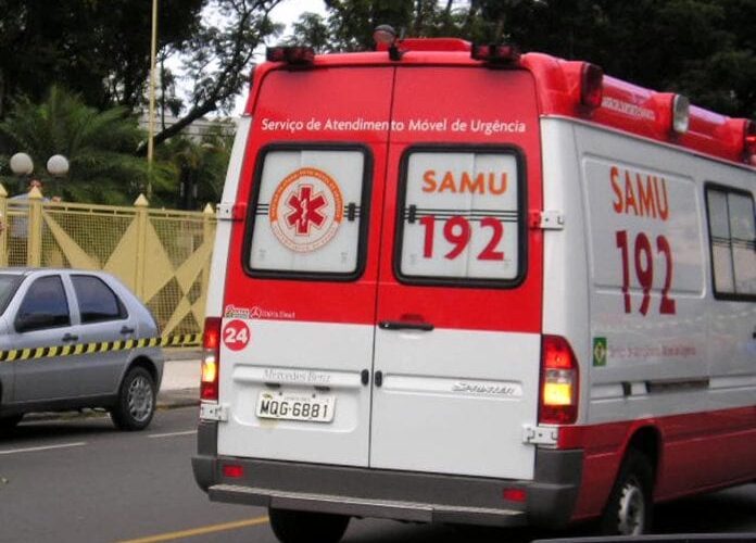 Idoso fica ferido após acidente envolvendo viatura da PM e ônibus em Criciúma