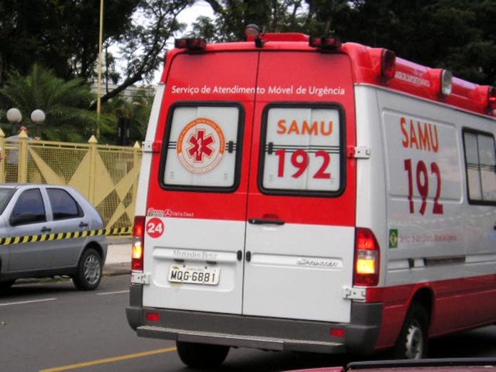 Idoso fica ferido após acidente envolvendo viatura da PM e ônibus em Criciúma