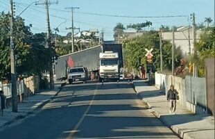 Carreta fica parada sobre linha férrea e trem evita colisão por poucos metros em Içara