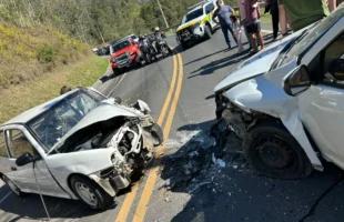 Colisão frontal deixa motorista preso às ferragens em Lauro Müller