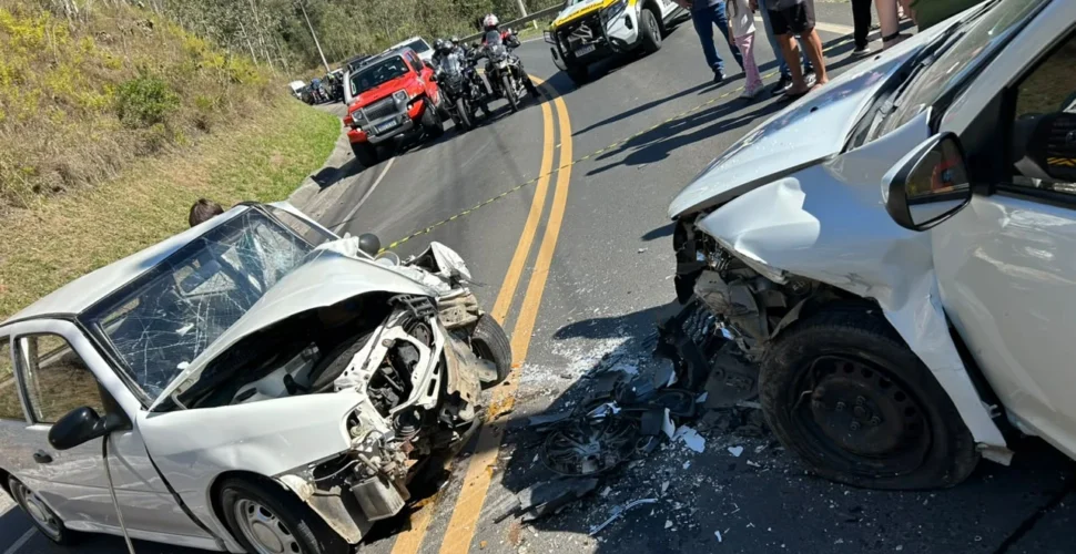 Colisão frontal deixa motorista preso às ferragens em Lauro Müller