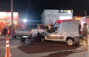 Passageira fica ferida após colisão entre caminhonete e furgão em Laguna