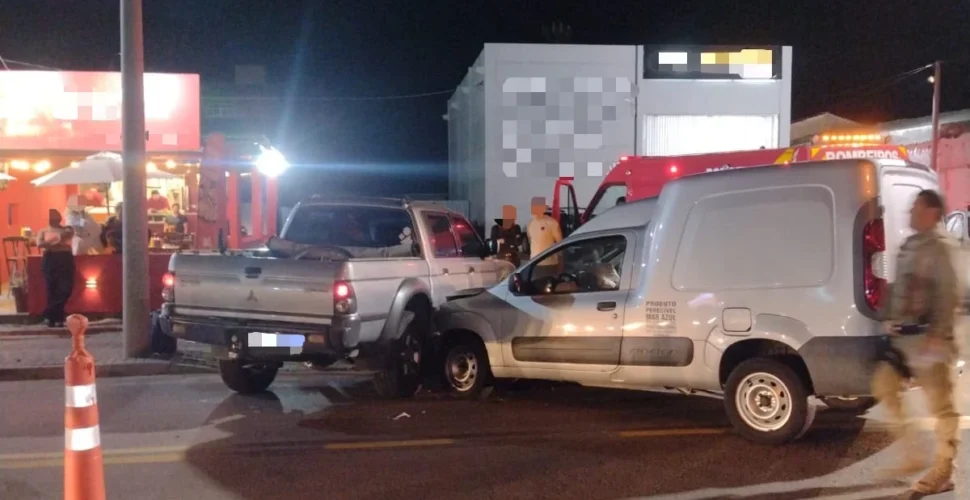 Passageira fica ferida após colisão entre caminhonete e furgão em Laguna