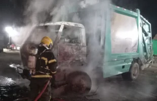 Incêndio atinge caminhão de coleta de lixo em empresa de reciclagem em Içara