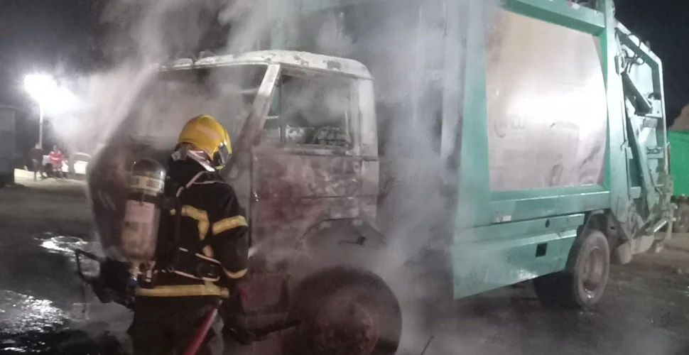 Incêndio atinge caminhão de coleta de lixo em empresa de reciclagem em Içara